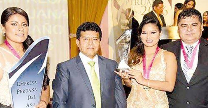 Ernesto Flores recibiendo premio en Lambayeque