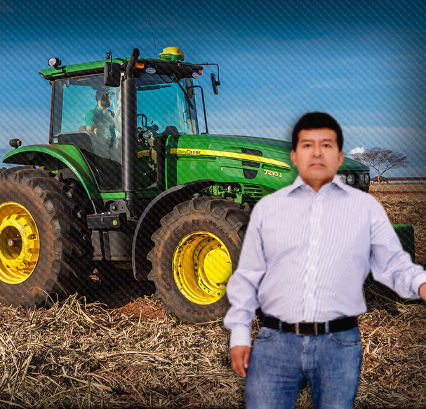 Ernesto Flores con nuevo tractor en Lambayeque
